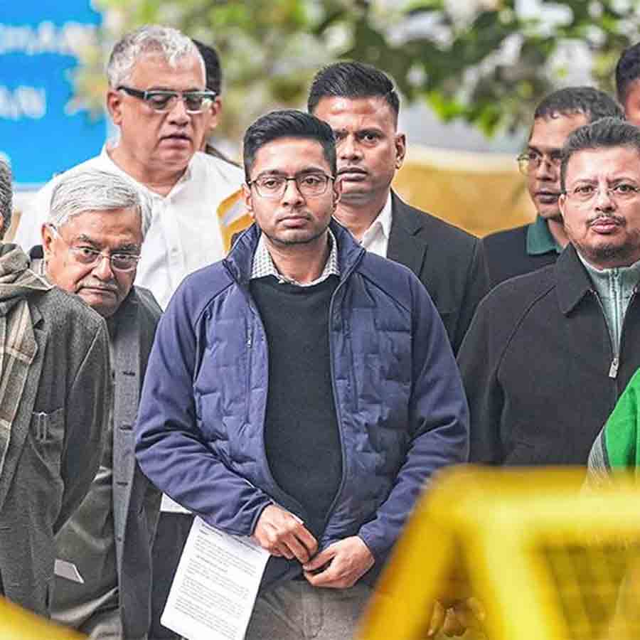 উত্তাপ: সতর্ক প্রহরায় জ্ঞানেশ কুমারের সঙ্গে বৈঠকের পর তৃণমূলের প্রতিনিধিদল।