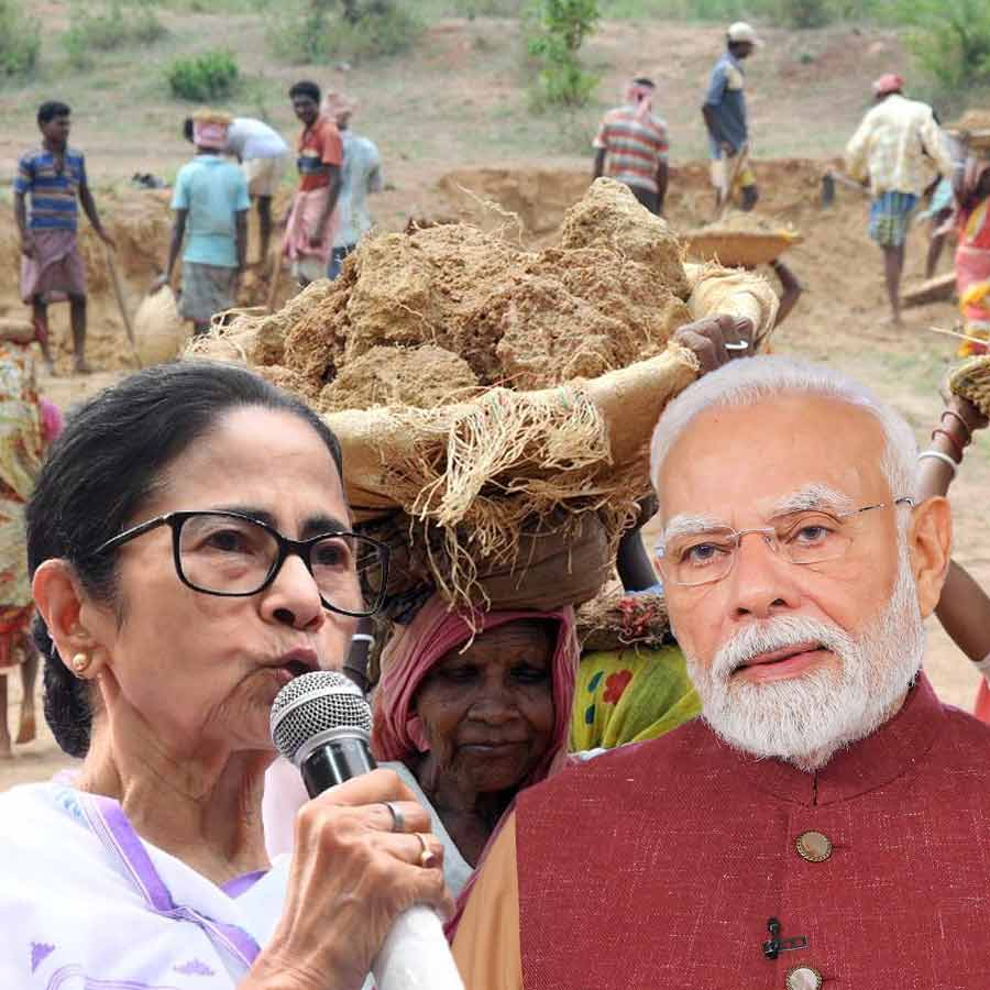(বাঁ দিকে) মুখ্যমন্ত্রী মমতা বন্দ্যোপাধ্যায় এবং প্রধানমন্ত্রী নরেন্দ্র মোদী (ডান দিকে)।