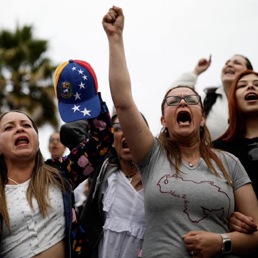 ভেনেজ়ুয়েলায় ট্রাম্পের অভিযানের বিরুদ্ধে বিক্ষোভ আমেরিকার রাস্তায়। শনিবার।