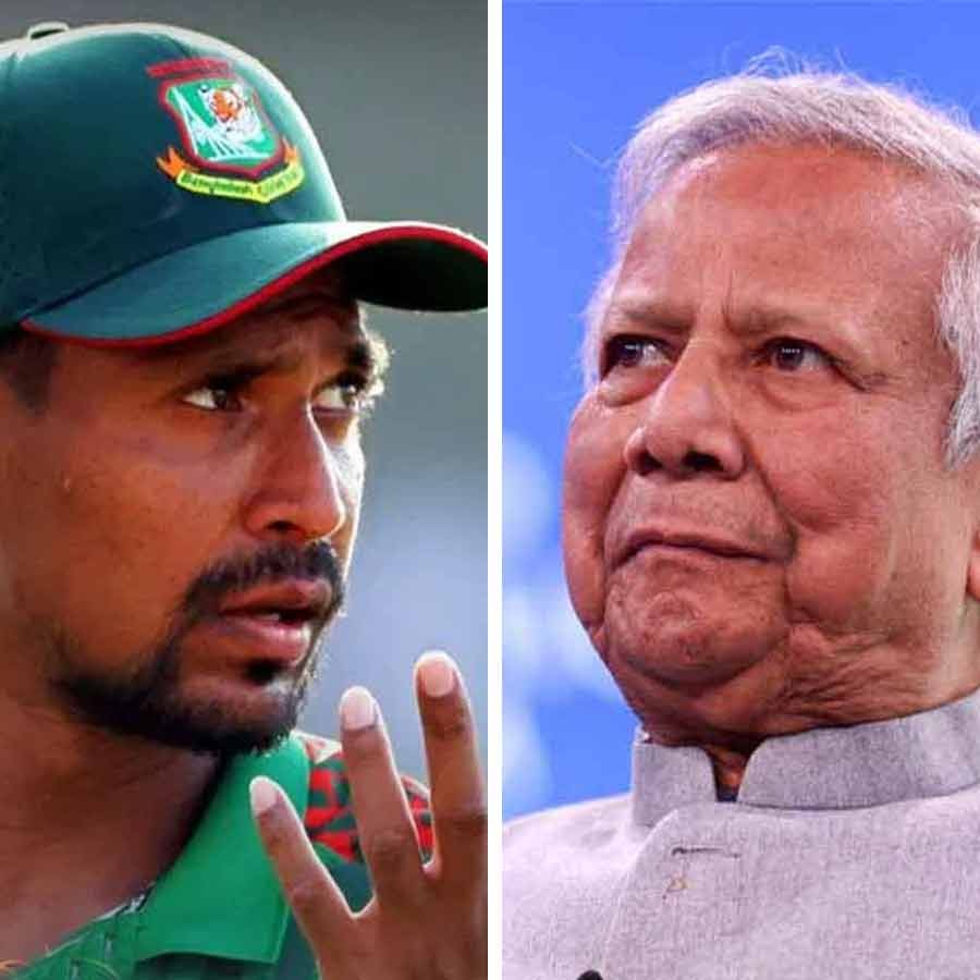 (বাঁ দিকে) বাং‌লাদেশের ক্রিকেটার মুস্তাফিজুর রহমান। বাংলাদেশের অন্তর্বর্তী সরকারের প্রধান উপদেষ্টা মুহাম্মদ ইউনূস (ডান দিকে।