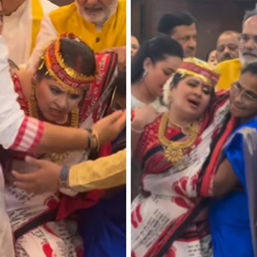 হঠাৎ লুটিয়ে পড়লেন সুধা।