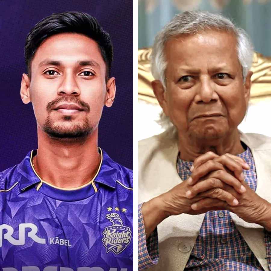 (বাঁ দিকে) বাংলাদেশের ক্রিকেটার মুস্তাফিজুর রহমান। বাংলাদেশের অন্তর্বর্তী সরকারের প্রধান উপদেষ্টা মুহাম্মদ ইউনূস (ডান দিকে)।
