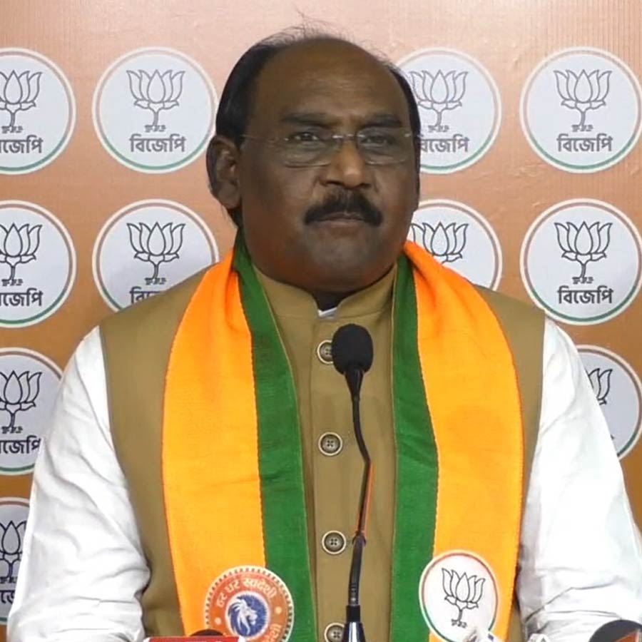 কলকাতায় এই সাংবাদিক বৈঠকেই বিজেপি তফসিলি মোর্চার সর্বভারতীয় সভাপতি লাল সিংহ আর্য দলের জন‍্য ‘অস্বস্তিকর’‍ মন্তব্যটি করেছেন।