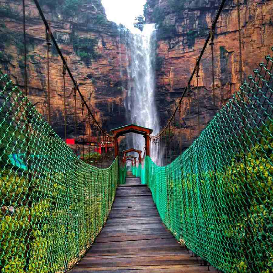  তুতলাভবানীর মন্দির যেতে হয় এই ঝুলন্ত সেতু দিয়েই।