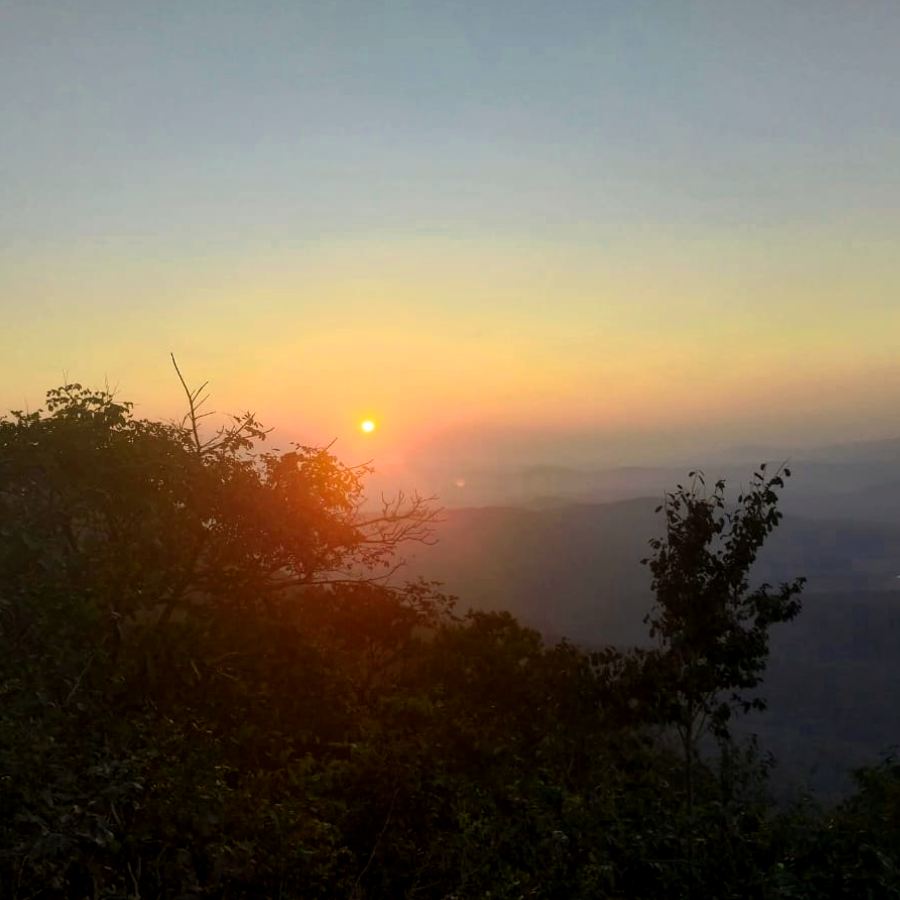 মেঘাতুবুরু,  কিরিবুরু থেকে সাক্ষী থাকা যায় এমন সূর্যাস্তের। 