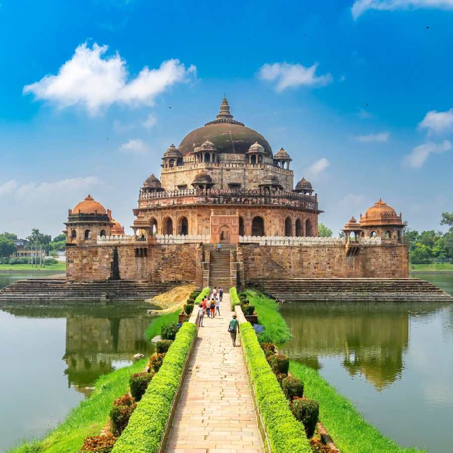 ইতিহাস, পাহাড়, ঝর্না, অরণ্যের টানে কলকাতা থেকে ২-৩ দিনের সফরে কোথায় কোথায় যেতে পারেন? এটি সাসারামে শের শাহ সুরির স্মৃতিসৌধ।