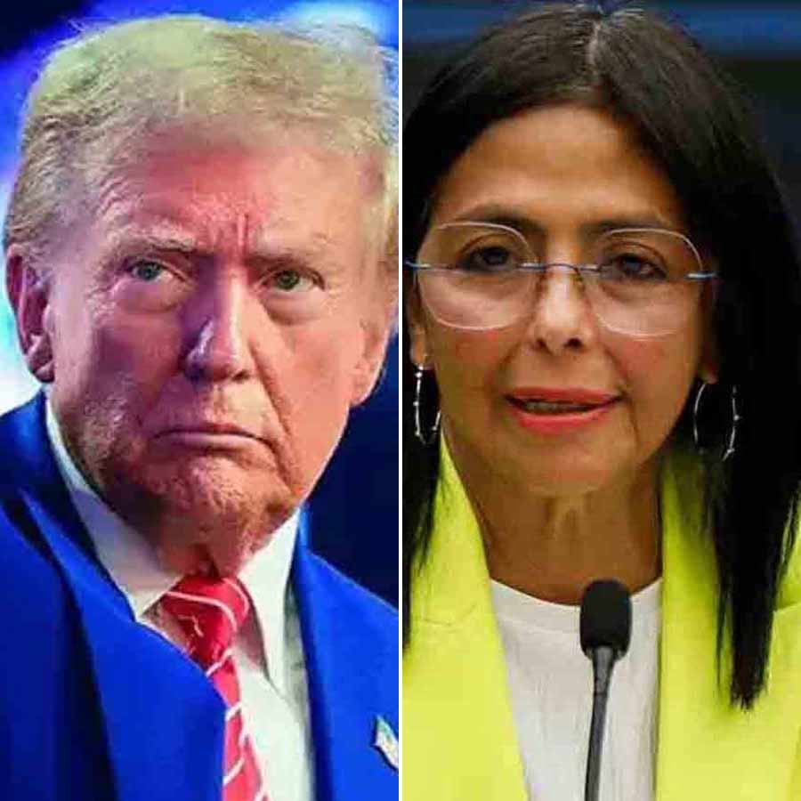 (বাঁ দিকে) আমেরিকার প্রেসিডেন্ট ডোনাল্ড ট্রাম্প এবং ভেনেজ়ুয়েলার ভারপ্রাপ্ত প্রেসিডেন্ট ডেলসি রড্রিগেস (ডান দিকে)।