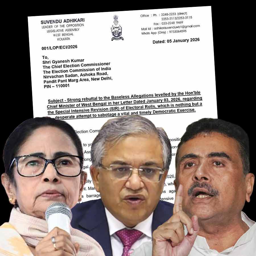 (বাঁ দিক থেকে) মুখ্যমন্ত্রী মমতা বন্দ্যোপাধ্যায়, মুখ্য নির্বাচন কমিশনার জ্ঞানেশ কুমার এবং বিরোধী দলনেতা শুভেন্দু অধিকারী।