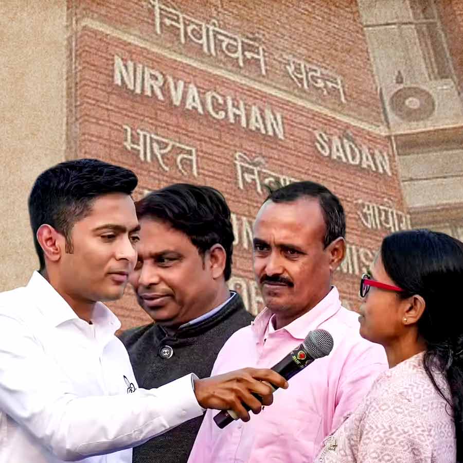 Report submitted to the Election Commission office on the incident of \\\\\\\\\\\\\\\'dead voters\\\\\\\\\\\\\\\' taken on stage by Abhishek Banerjee in Baruipur