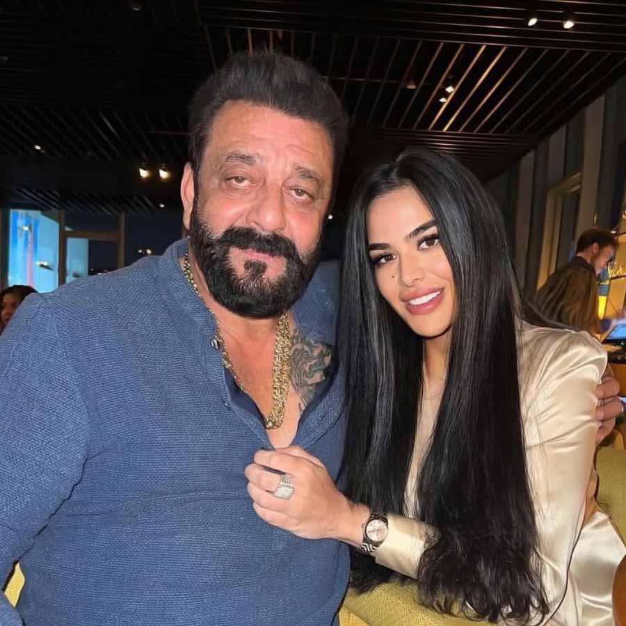 (বাঁ দিকে) সঞ্জয় দত্ত, (ডান দিকে) ত্রিশলা দত্ত।