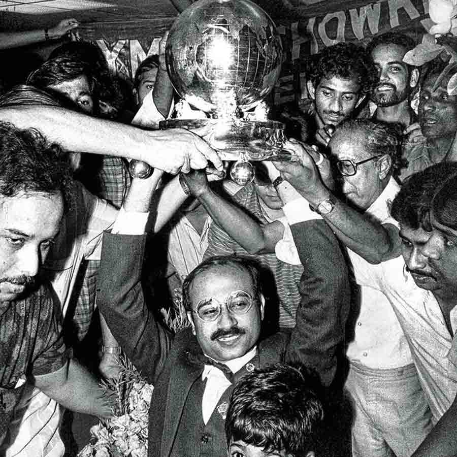 স্মরণীয়: ১৯৯০-এ বিলিয়ার্ডসে বিশ্বজয়ী মনোজ কোঠারিকে বরণ করতে এ ভাবেই দমদম বিমানবন্দরে ভিড় জমিয়েছিলেন ভক্তরা।