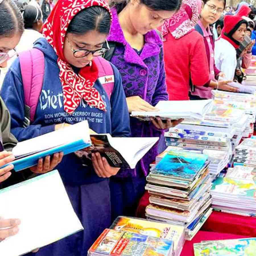স্কুলের বইমেলায় বই দেখতে ব্যস্ত ছাত্রছাত্রীরা। সোমবার সাঁইথিয়ার সাংড়া সতীশচন্দ্র মেমোরিয়াল উচ্চ বিদ্যালয়ে।
