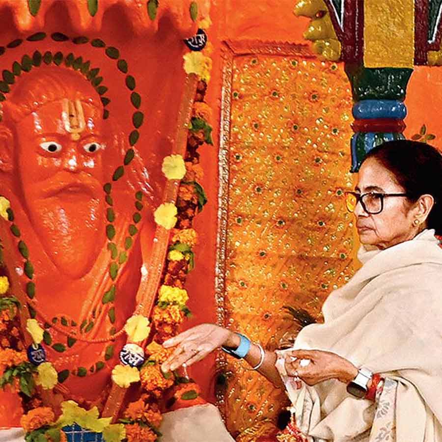 দক্ষিণ ২৪ পরগনার সাগরদ্বীপে গঙ্গাসাগর মেলার আগে কপিল মুনির মন্দিরে পুজো দিলেন মুখ্যমন্ত্রী মমতা বন্দ্যোপাধ্যায়।