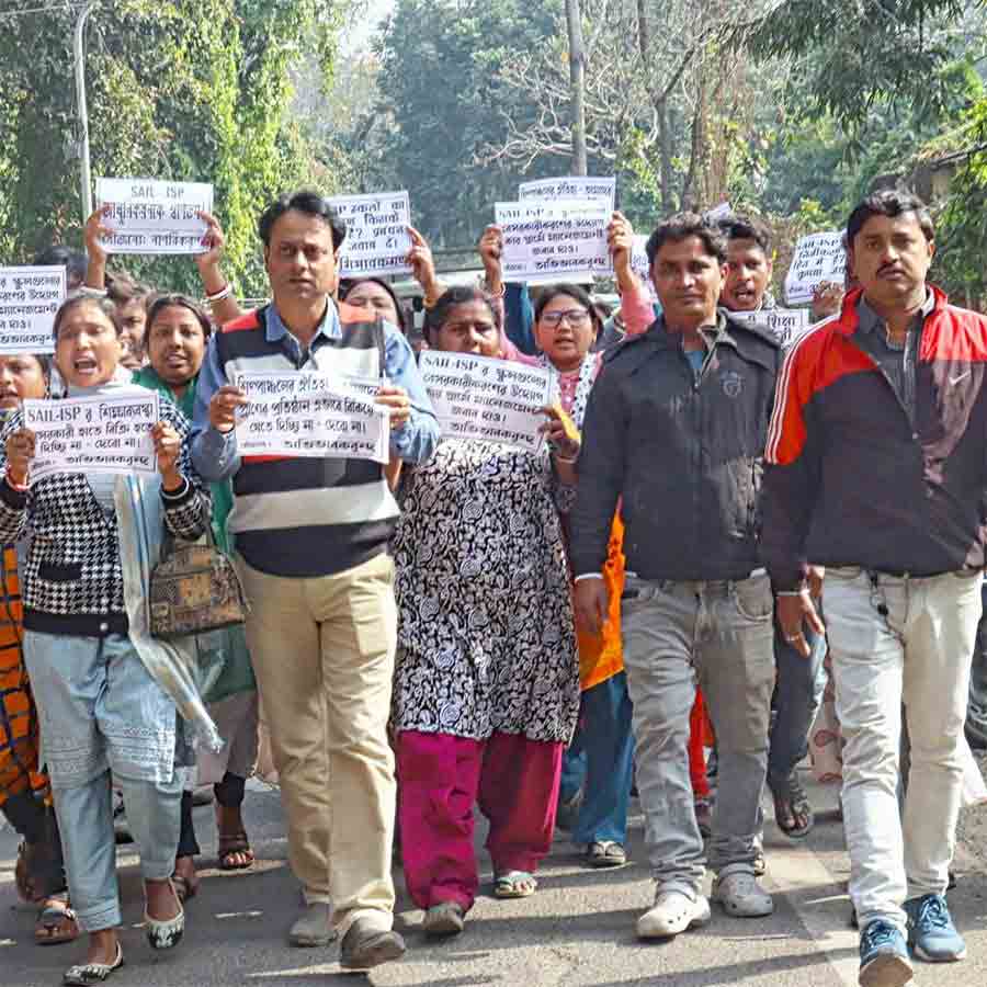 বার্নপুরে অভিভাবকদের নিয়ে বিক্ষোভ।