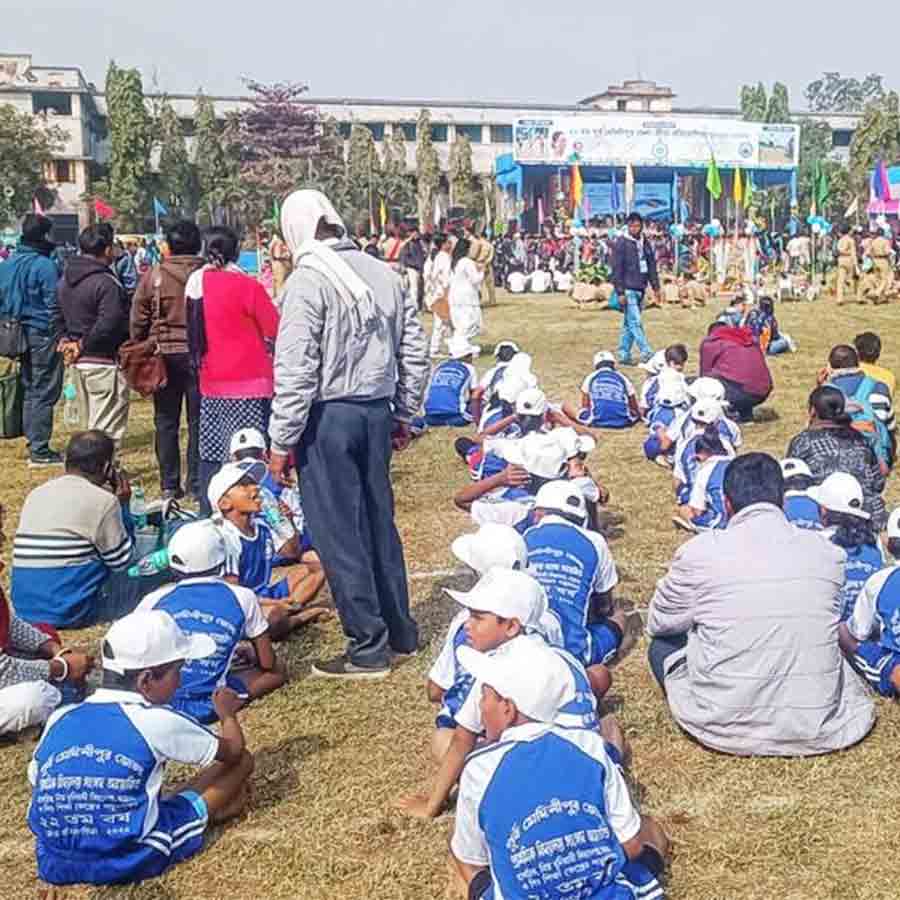 ঘড়ির কাঁটা প্রায় ২টো ছুঁয়েছে। মঞ্চে তখনও চলছে অতিথিবরণ। মাঠে অপেক্ষায় খুদে প্রতিযোগীরা।
