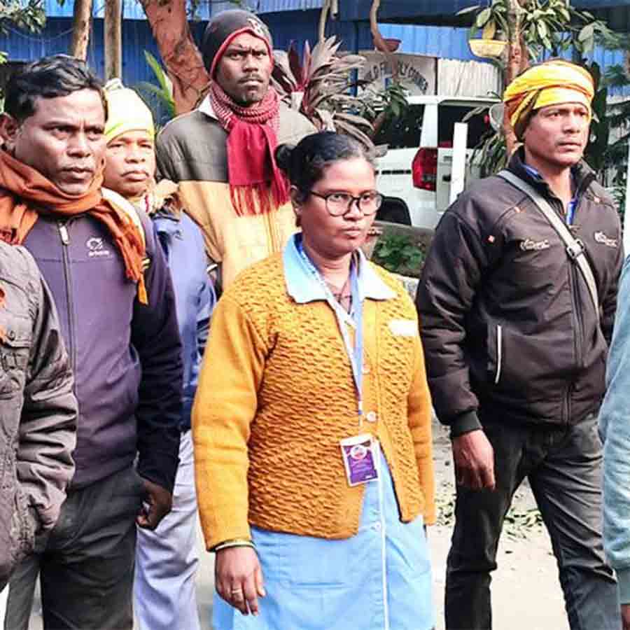 ডানকুনি থানায় আদিবাসী সংগঠনের লোকজনের সঙ্গে বিমলি।