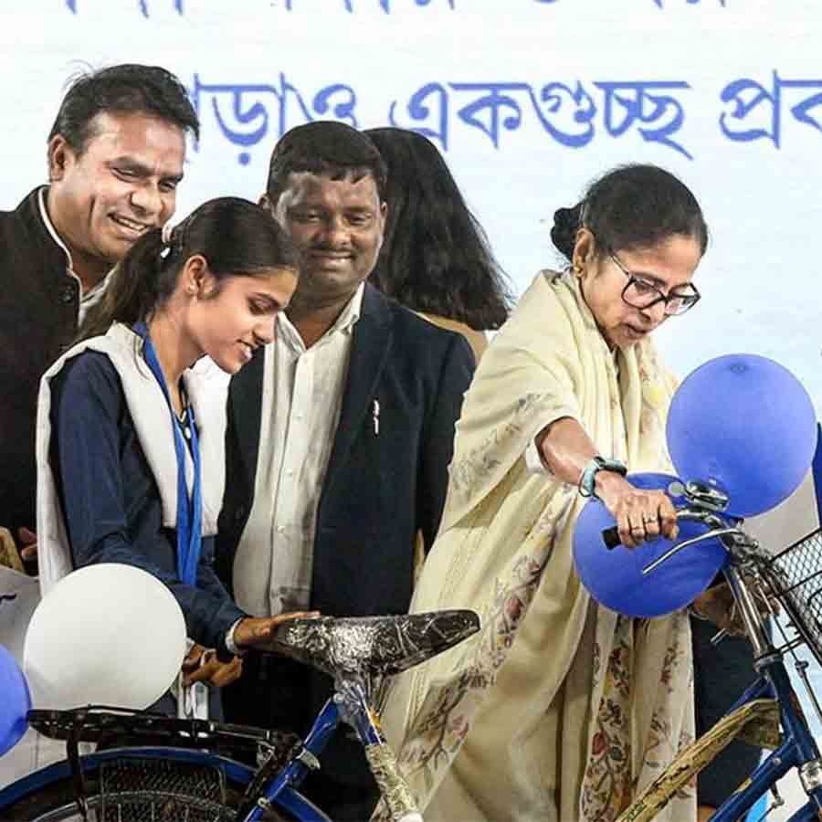 সাগরের এক স্কুল ছাত্রীকে সভা মঞ্চ থেকে সাইকেল তুলে দিলেন মুখ্যমন্ত্রী।