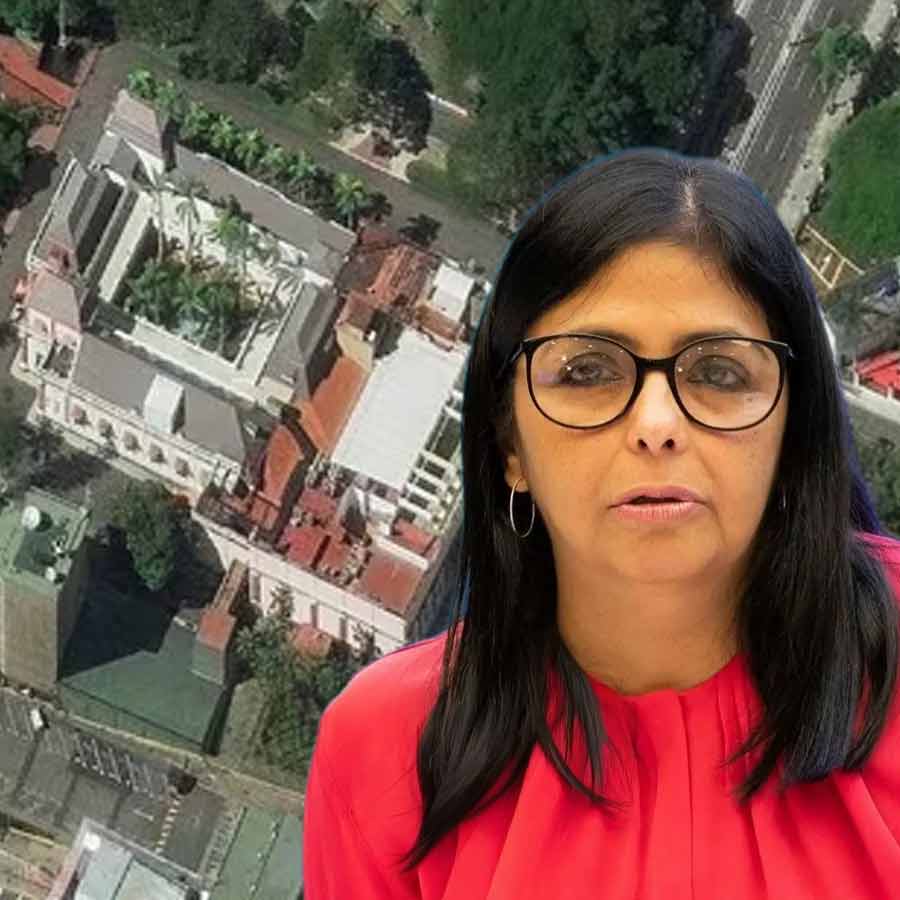 (বাঁ দিকে) ভেনেজ়ুয়েলার প্রেসিডেন্টের সরকারি প্রাসাদ। সে দেশের অন্তর্বর্তী প্রেসিডেন্ট ডেলসি রড্রিগেস (ডান দিকে)।