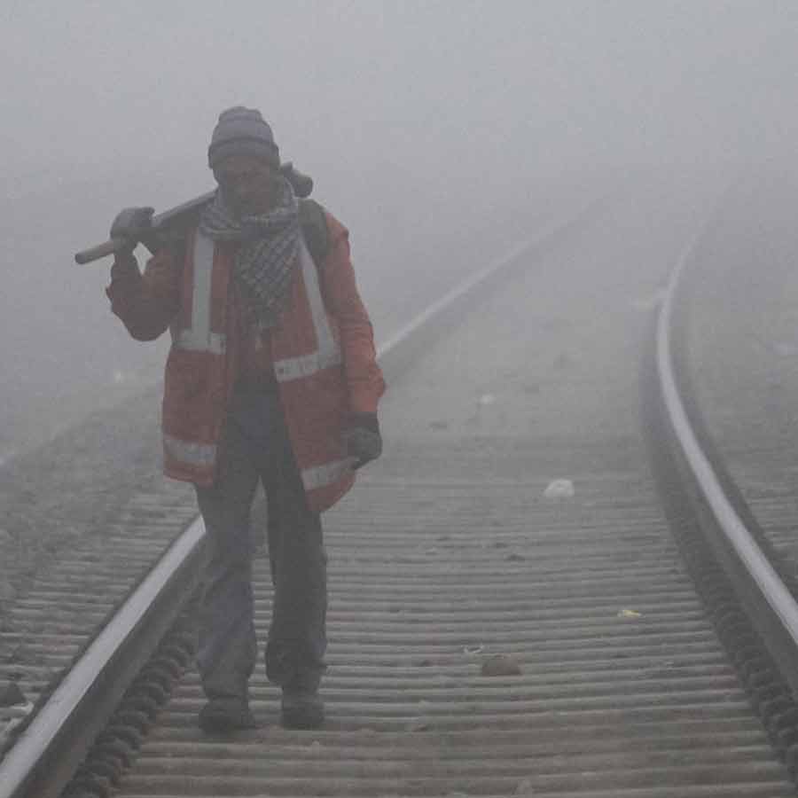 কুয়াশাচ্ছন্ন রেলপথ।