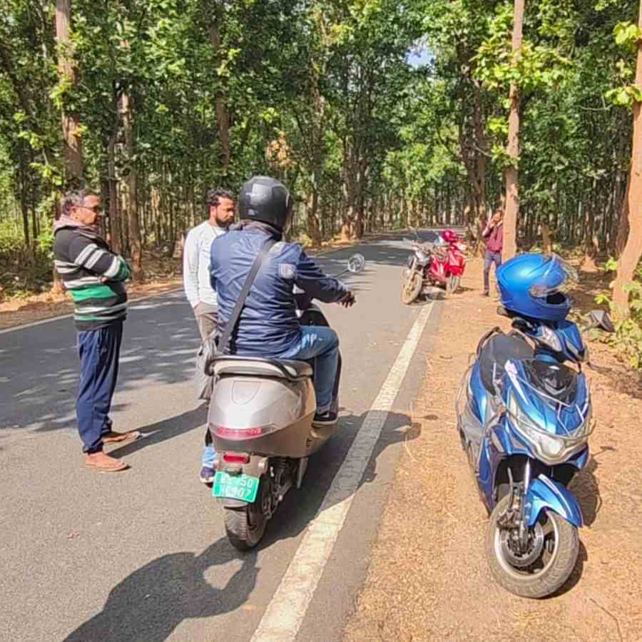 ঝাড়গ্রামের জঙ্গলে বাইক থেকে ফেলে যুবকের কাছ থেকে টাকাভর্তি ব্যাগ নিয়ে পালান তিন যুবক।