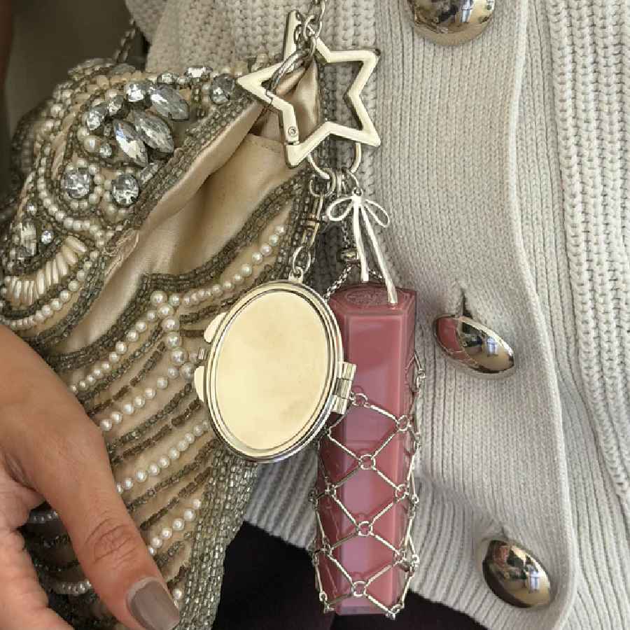 ব্যাগের সঙ্গে লিপস্টিক হোল্ডারে রাখুন লিপস্টিক।