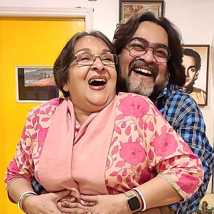 মা মমতাশঙ্করের সঙ্গে রাতুলশঙ্কর।