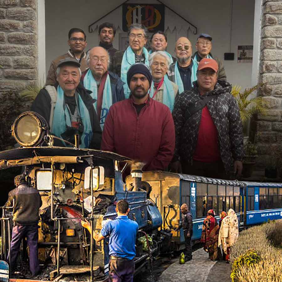 Japanese tourists come to Darjeeling just to watch toy train dgtld