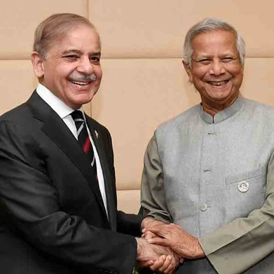 (বাঁ দিকে) শাহবাজ শরিফ। মুহাম্মদ ইউনূস (ডান দিকে)।