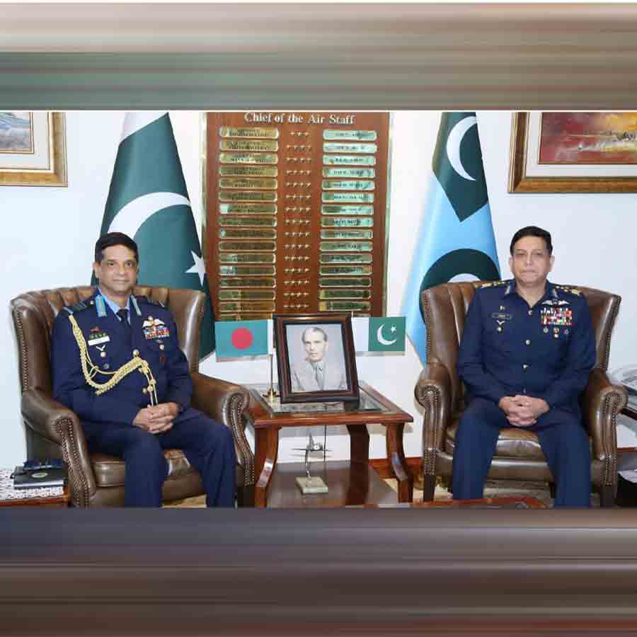(বাঁ দিকে) বাংলাদেশের বায়ুসেনা প্রধান হাসাম মাহমুদ খান। পাকিস্তানের বায়ুসেনাপ্রধান জাহির আহমেদ বাবর সিধু (ডান দিকে)।
