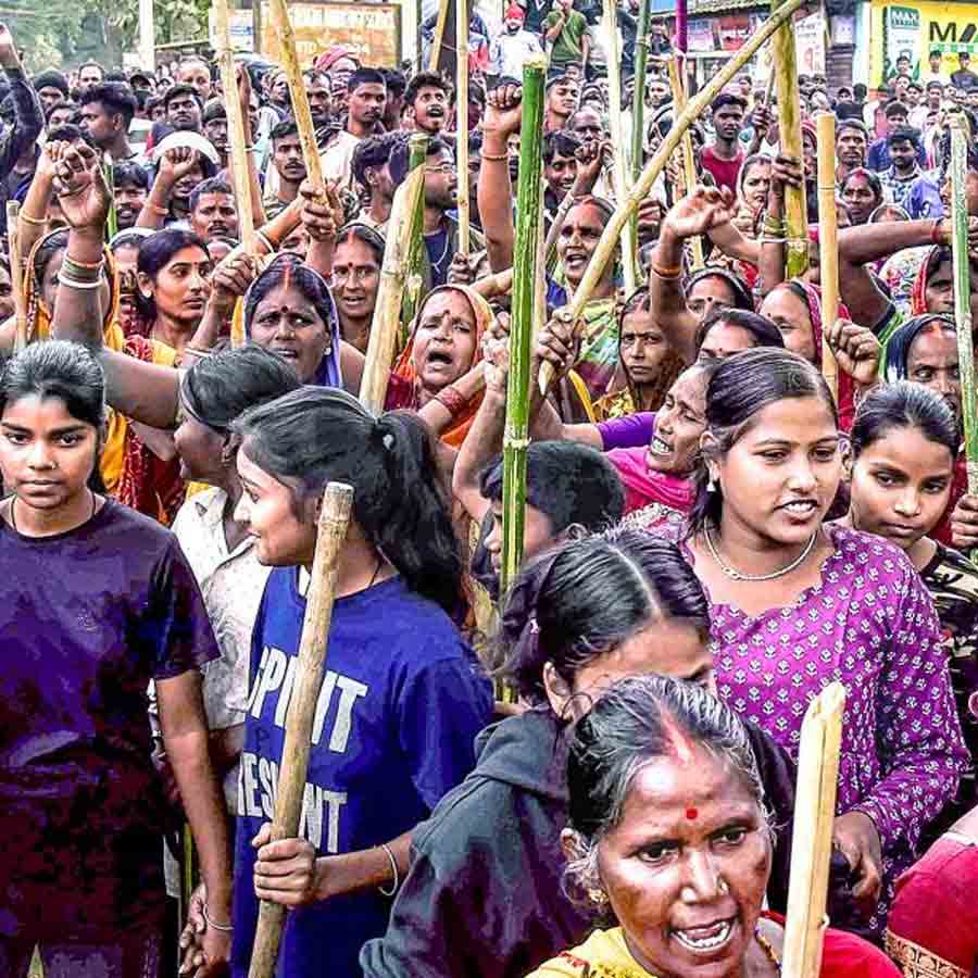 যুযুধান: জমির অধিকার নিয়ে মুখোমুখি সশস্ত্র দুই গোষ্ঠীর মানুষ, পশ্চিম কার্বি আংলং, অসম, ২৩ ডিসেম্বর।