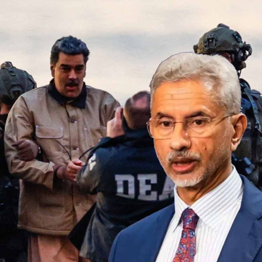 (সামনে) ভারতের বিদেশমন্ত্রী এস জয়শঙ্কর। ভেনেজ়ুয়েলার প্রেসিডেন্ট নিকোলাস মাদুরোকে তুলে নিয়ে যাচ্ছে আমেরিকার বাহিনী (পিছনে)।