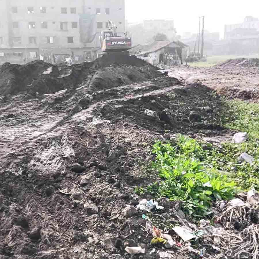 বেআইনি: বাঁকড়ার এই জলাজমি মাটি ফেলে বুজিয়ে ফেলা হচ্ছে বলে অভিযোগ উঠেছে স্থানীয় বাসিন্দাদের তরফে। মঙ্গলবার, হাওড়ায়।