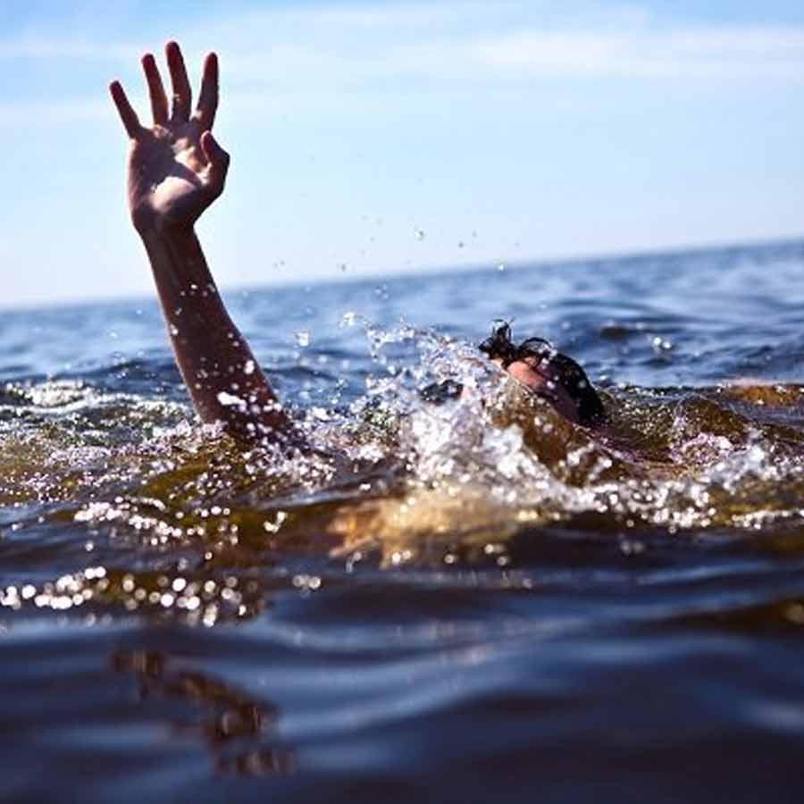 বাংলাদেশে তাড়া খেয়ে জলে ডুবে মৃত্যু যুবকের।