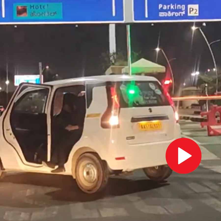 Video of Bengaluru Woman Opens Car Door During Fight With Husband Near Kempegowda International Airport dgtl