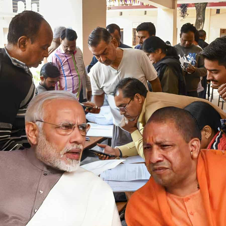 (বাঁ দিকে) প্রধানমন্ত্রী নরেন্দ্র মোদী এবং উত্তরপ্রদেশের মুখ্যমন্ত্রী যোগী আদিত্যনাথ (ডান দিকে)।