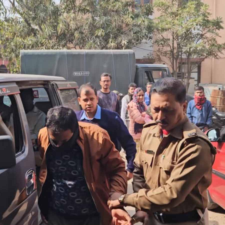 CBI wants to custody the person arrested in the case of Bhola Ghosh, a witness in Shahjahan Sheikh\'s case, hitting his car case