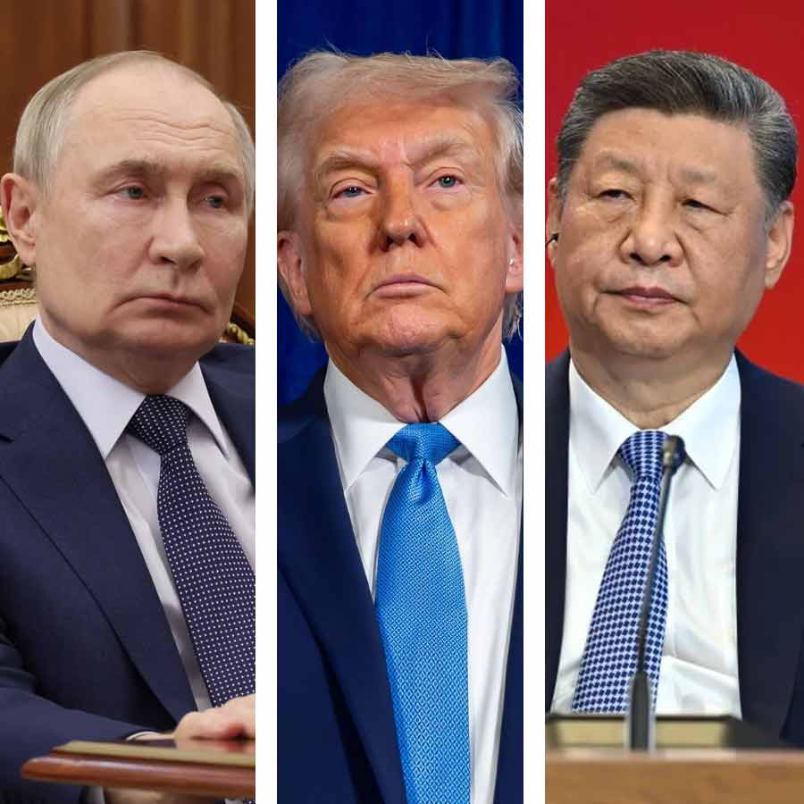(বাঁ দিক থেকে) রুশ প্রেসিডেন্ট ভ্লাদিমির পুতিন, আমেরিকার প্রেসিডেন্ট ডোনাল্ড ট্রাম্প এবং চিনা প্রেসিডেন্ট শি জিনপিং।