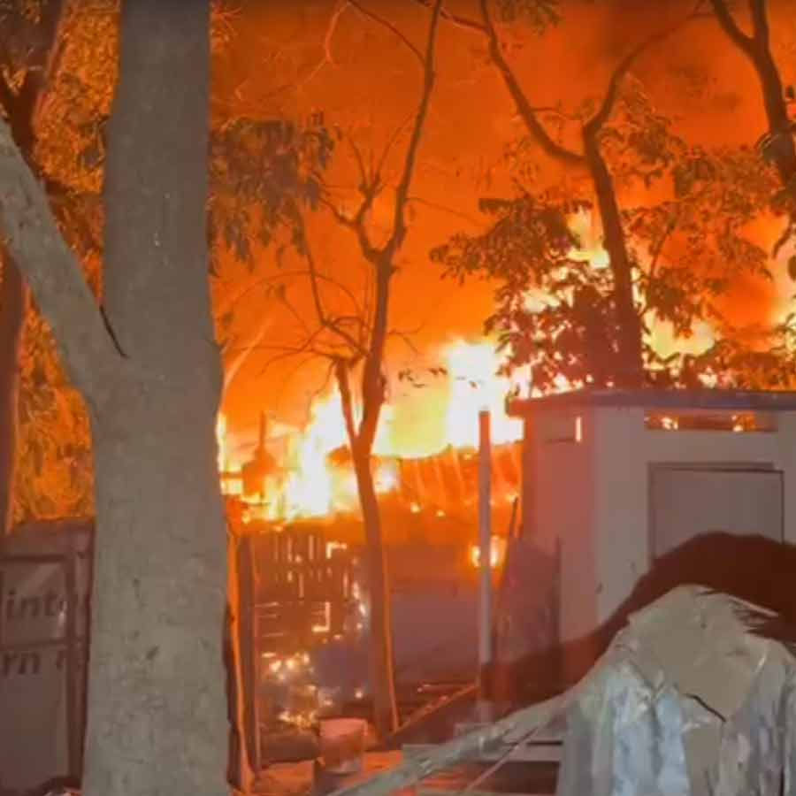 আনন্দপুরে নোনাডাঙা বস্তিতে আগুন। বুধবার সন্ধ্যায়।