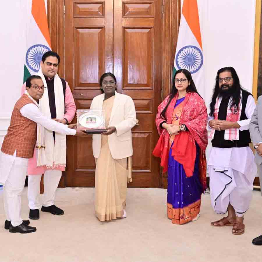 দ্রৌপদী মুর্মুর সঙ্গে কেন্দ্রীয় প্রতিমন্ত্রী শান্তনু ঠাকুর।