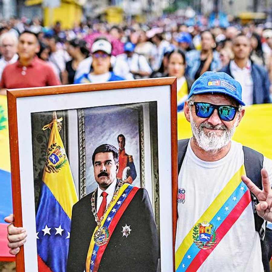 আক্রান্ত: অন্তর্বর্তী প্রেসিডেন্ট রডরিগেজ় কার্যভার গ্রহণের পর ন্যাশনাল অ্যাসেম্বলির সামনে প্রতিবাদী জনতা, কারাকাস, ৫ জানুয়ারি।