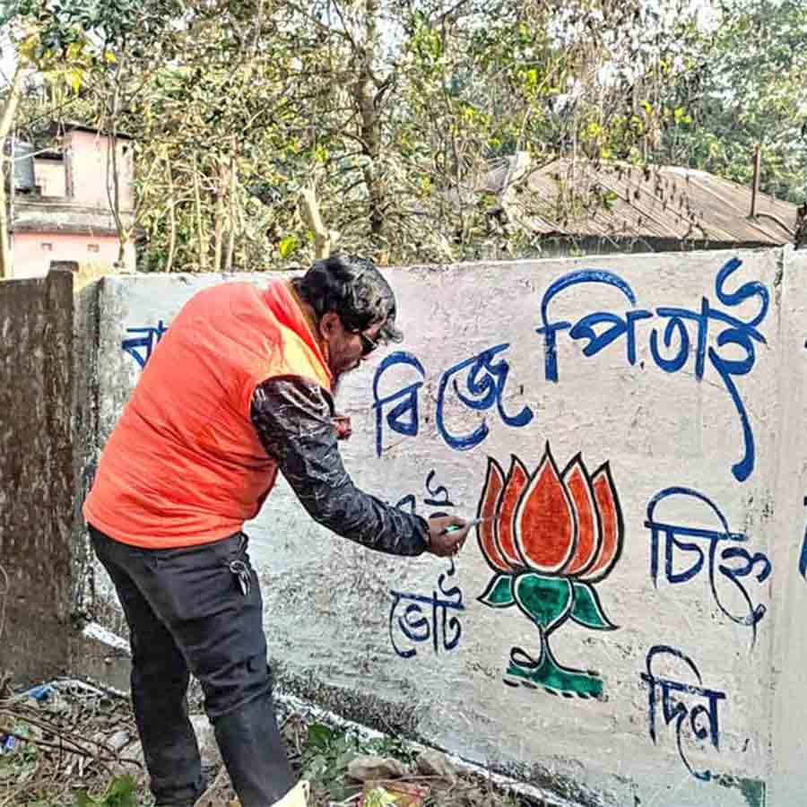 চলছে দেওয়াল লিখন। বুধবার মাথাভাঙায়।