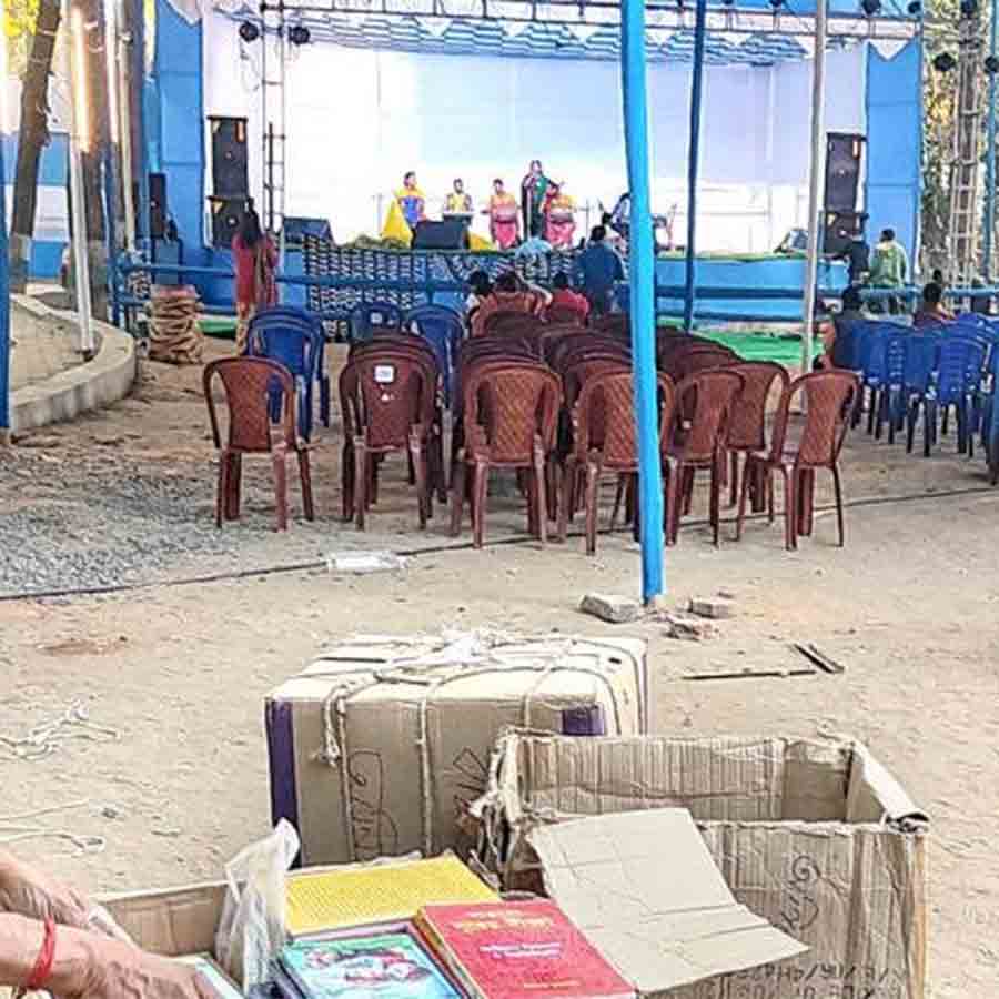 বুধবার দুপুরে অনুষ্ঠান শুরু হলেও স্টল সম্পূর্ণ হয়নি।