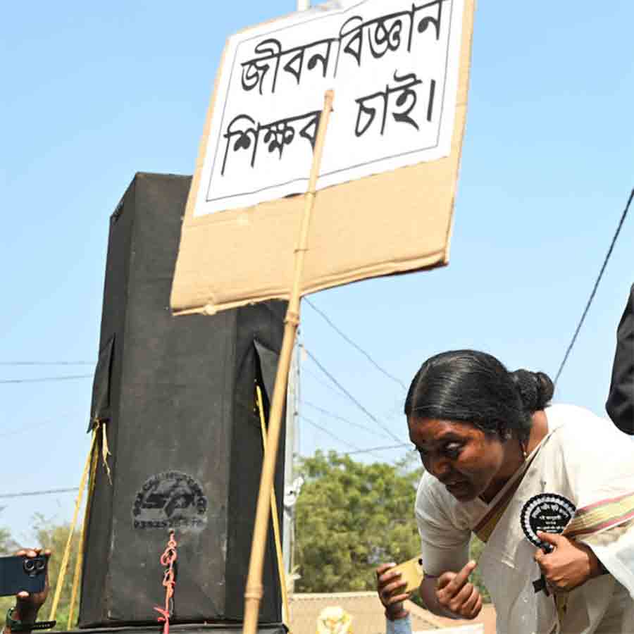 বিক্ষোভরত পড়ুয়াদের সঙ্গে সভামঞ্চ থেকে কথা বলছেন মন্ত্রী বিরবাহা হাঁসদা। বুধবার, নেতাইয়ে।