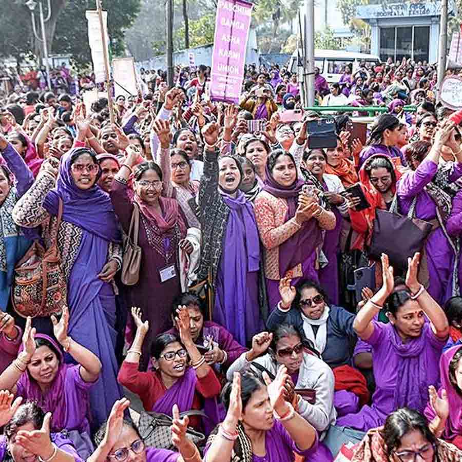 ঘেরাও: পারিশ্রমিক বৃদ্ধি-সহ একাধিক দাবিতে আশাকর্মীদের স্বাস্থ্য ভবন অভিযান। বুধবার, সল্টলেকে স্বাস্থ্য ভবনের সামনে।