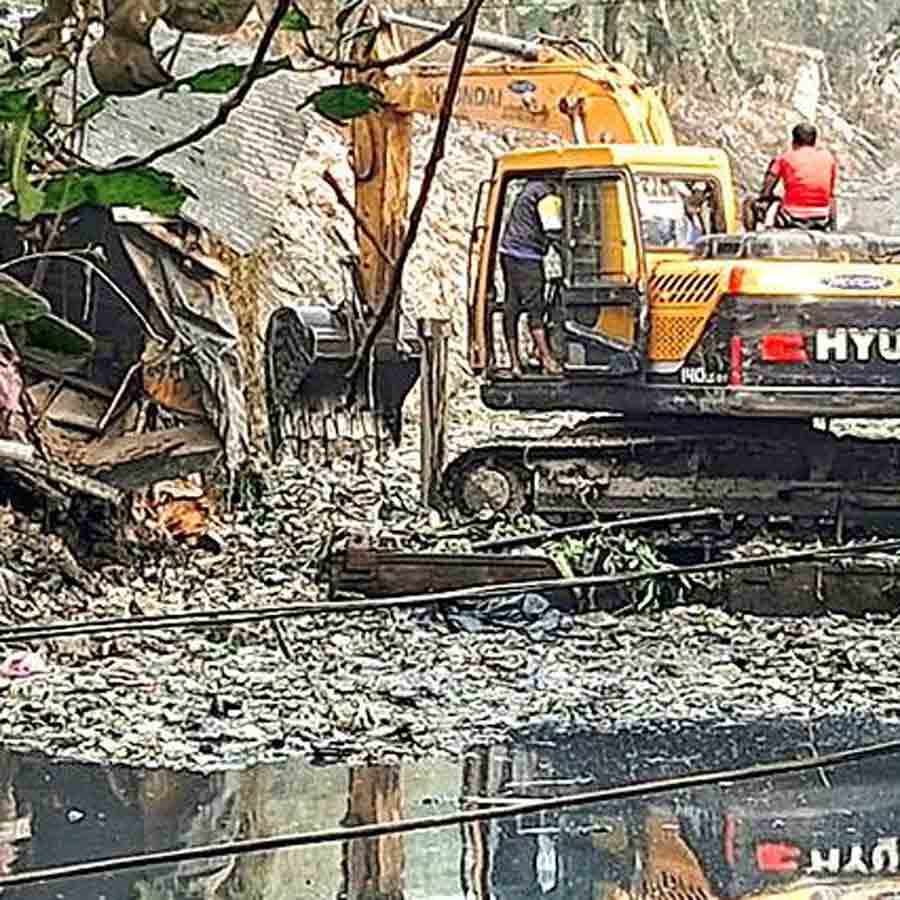 ডিডি-১ (পূর্ব) খালে চলছে পলি তোলার কাজ।