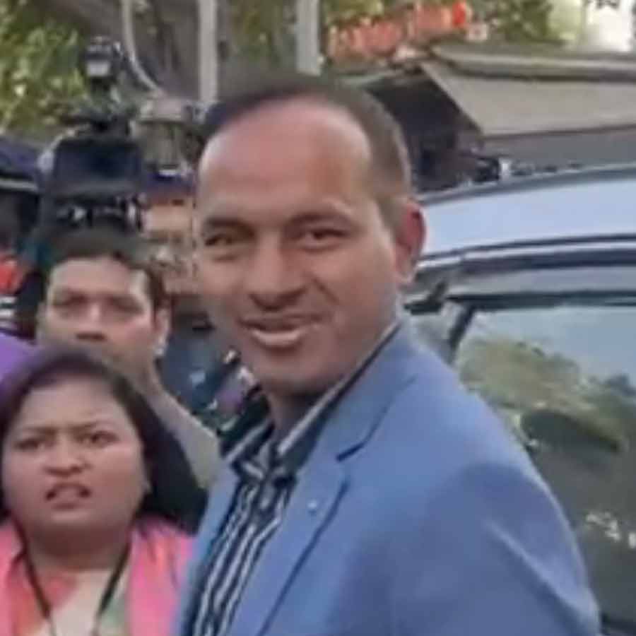 বৃহস্পতিবার দুপুরে সল্টলেক সেক্টর ফাইভে এক হোটেলের বাইরে রাজ্য পুলিশের ডিআইজি (নিরাপত্তা) সুমিত কুমার।