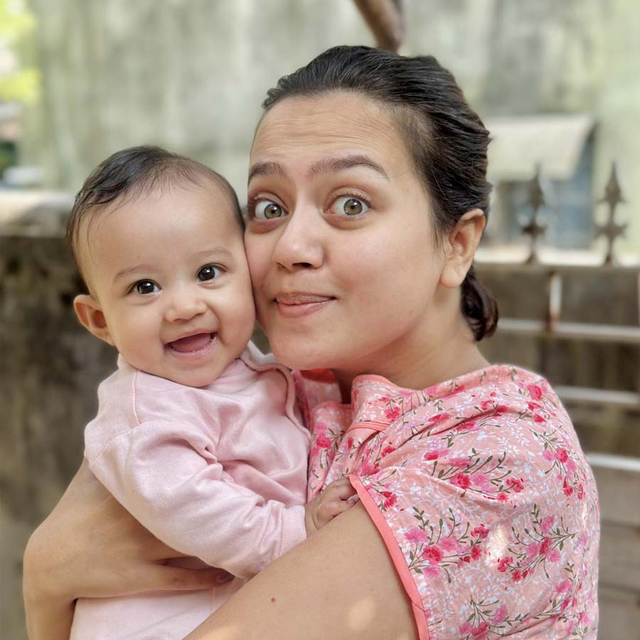 অহনা কী ভাবে সামলাচ্ছেন তাঁর মেয়েকে?