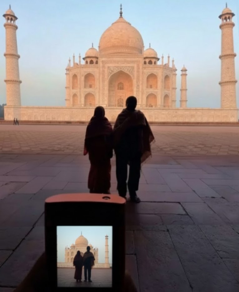 ক্যামেরার দুর্বলতায় জাফরান রঙা তাজমহলের সামনে কালচে এবং প্রায় ঝাপসা হয়ে যান দু’জনেই। তবু ছবি ওঠে।