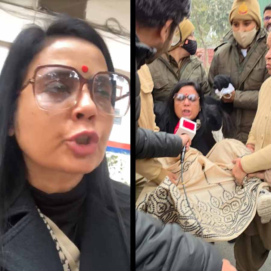 (বাঁ দিকে) ফেসবুক লাইভে সাংসদ মহুয়া মৈত্র। অমিত শাহের দফতরের সামনে তাঁর সঙ্গে দিল্লি পুলিশের ধস্তাধস্তি (ডান দিকে)।