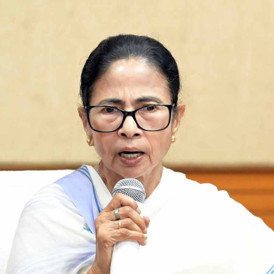 কেন্দ্রীয় আধিকারিকদের বিরুদ্ধে থানায় অভিযোগ দায়ের করেছেন মুখ্যমন্ত্রী মমতা বন্দ্যোপাধ্যায়।